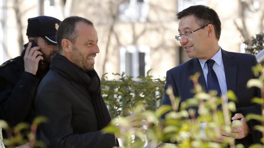 Los expresidentes del Bar?a, Josep Mar赤a Bartomeu (d), y su antecesor, Sandro Rosell (i)