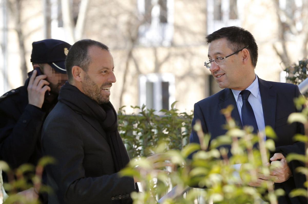 Los expresidentes del Barça, Josep María Bartomeu (d), y su antecesor, Sandro Rosell (i)