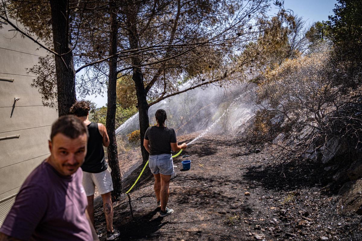 Los Bombers confían en perimetrar pronto el incendio forestal en Gavà que ha obligado a confinar a 6.000 personas