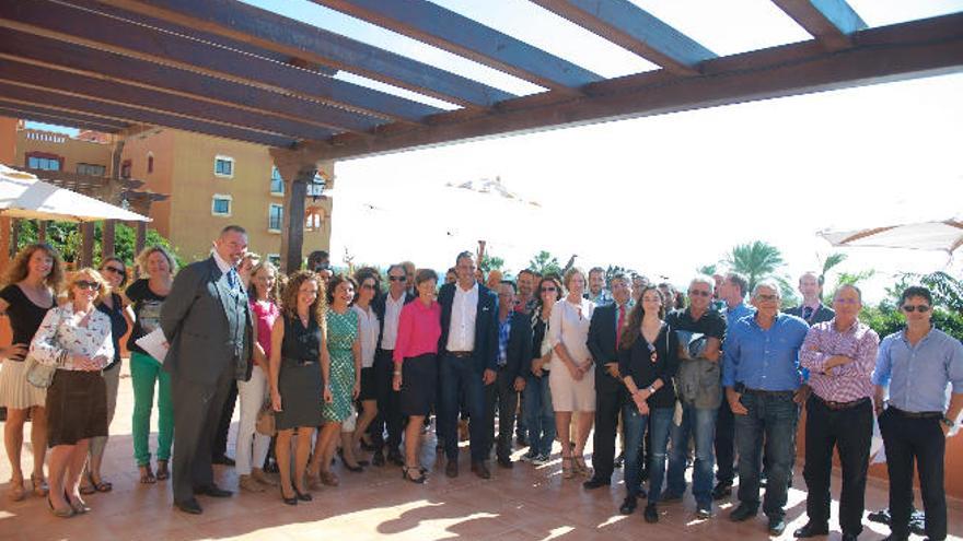 El consejero insular de Turismo, Blas Acosta, con representantes de TUI y empresarios majoreros en la localidad turística de Caleta de Fuste.