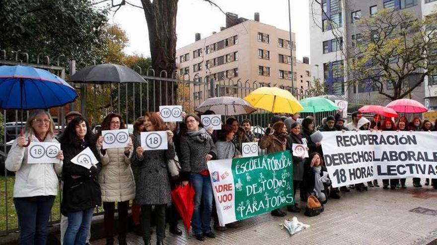 Profesores del Feijoo y el Mata Jove, en Gijón.