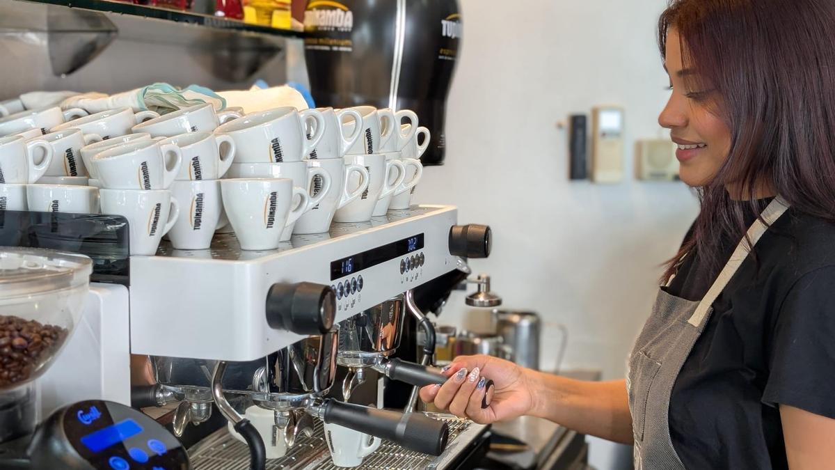 Una cambrera de l'Altell preparant cafè.