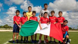 Ryota Nishimura como entrenador del equipo Sub-12 de la Barça Academy México