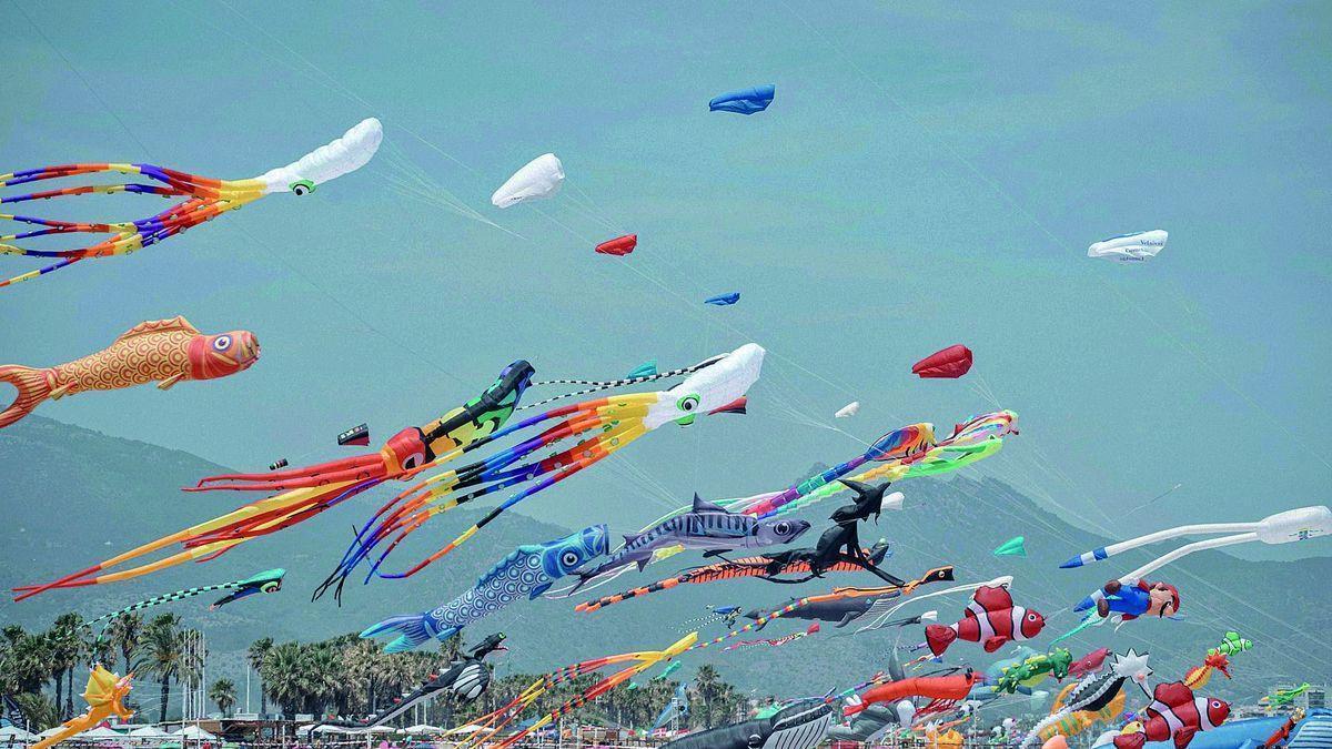 El Festival del Viento exhibe cientos de cometas de diferentes formas y tamaños.