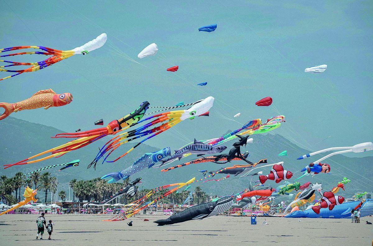 El Festival del Viento exhibe cientos de cometas de diferentes formas y tamaños.