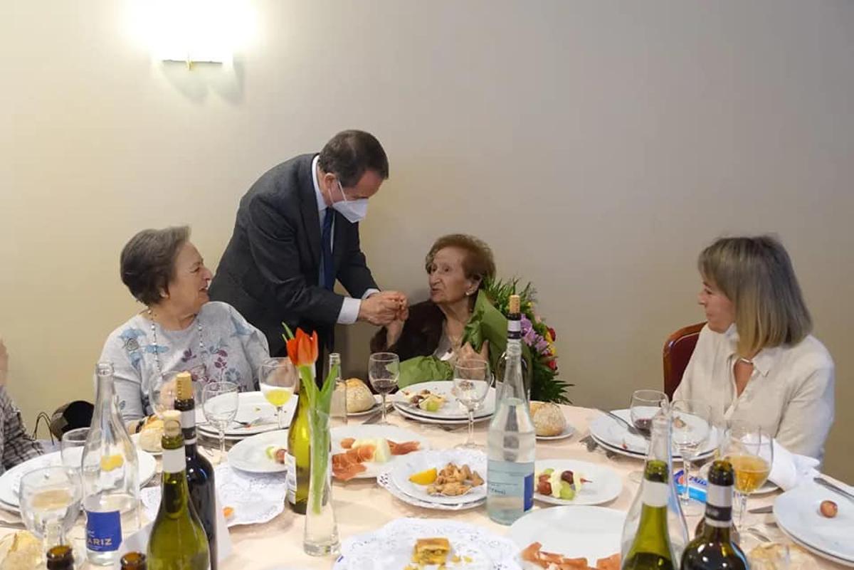 El alcalde de Vigo, Abel Caballero, asistió al 103 cumpleaños de Ángela Castaño en 2022.