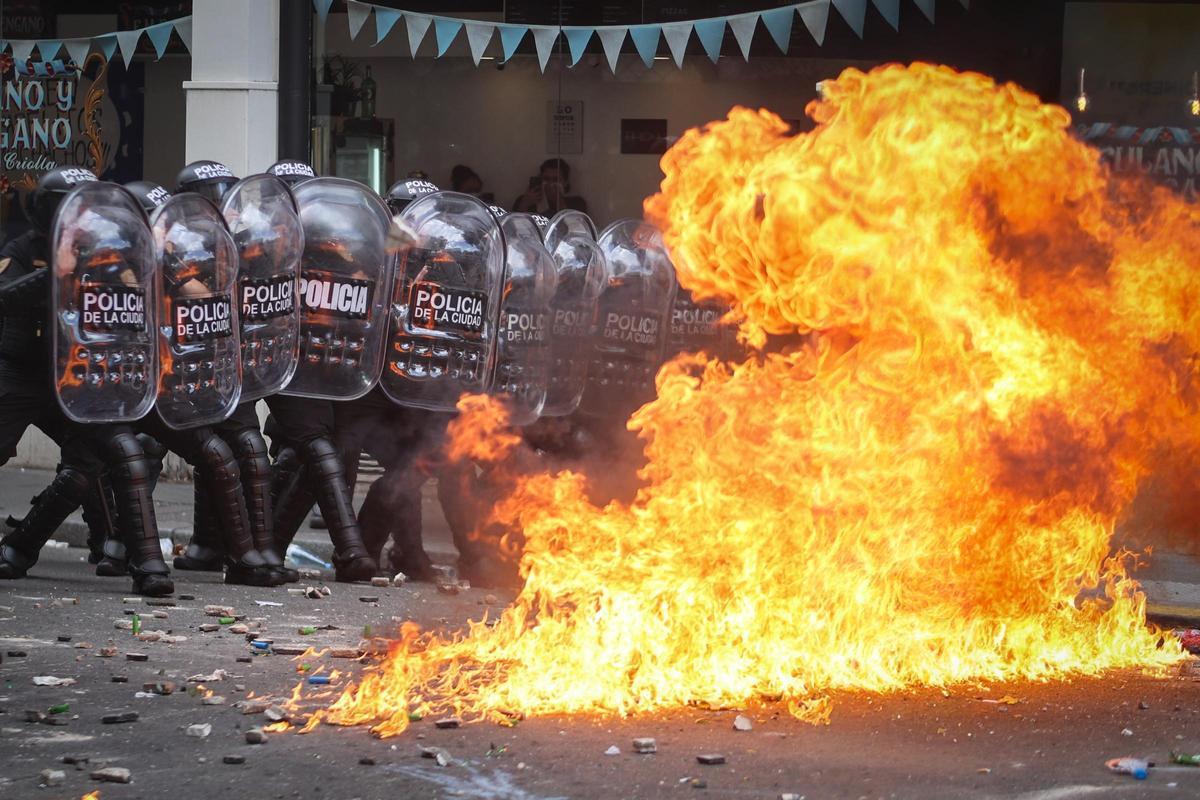 Policía argentina toma la Plaza del Congreso y se lleva detenidos a manifestantes