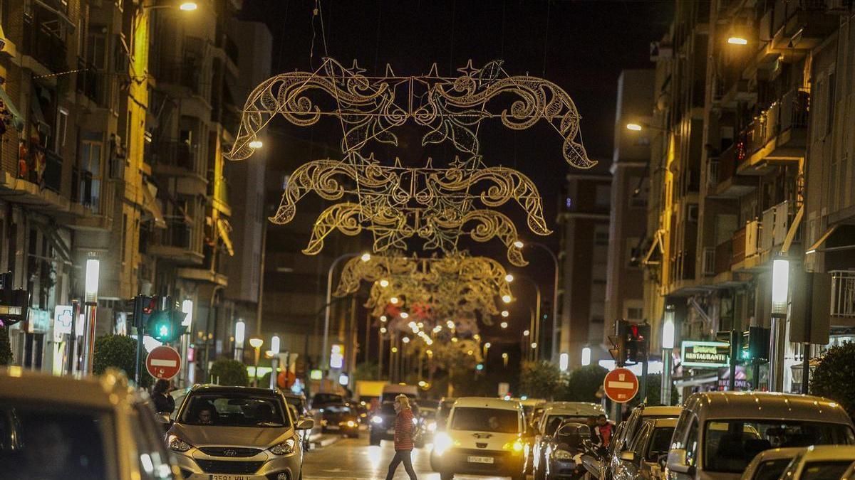 Las luces de Navidad de una calle comercial de Elche