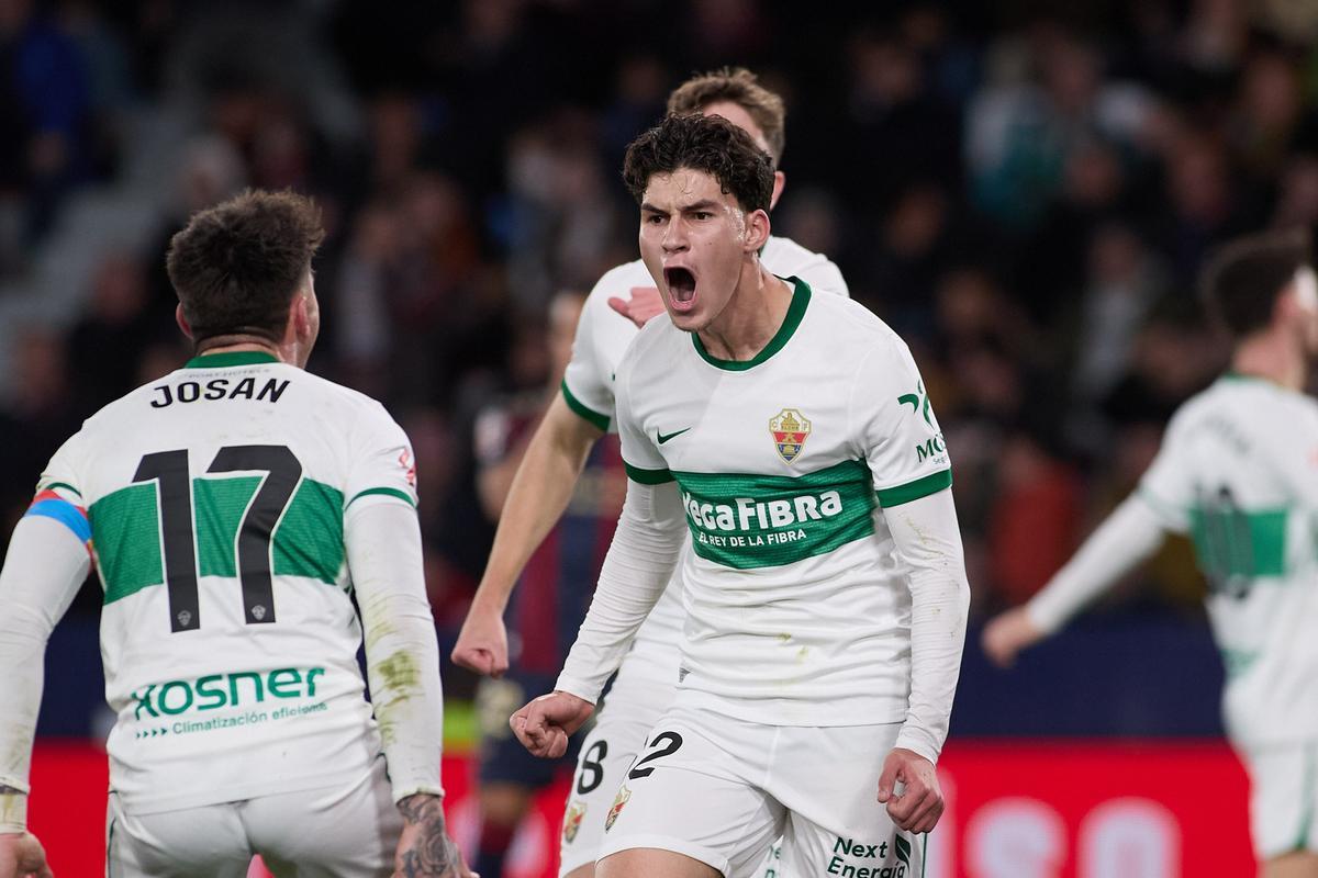 Adam Boayar celebra su primer gol en Primera División junto a Josan Ferrández.