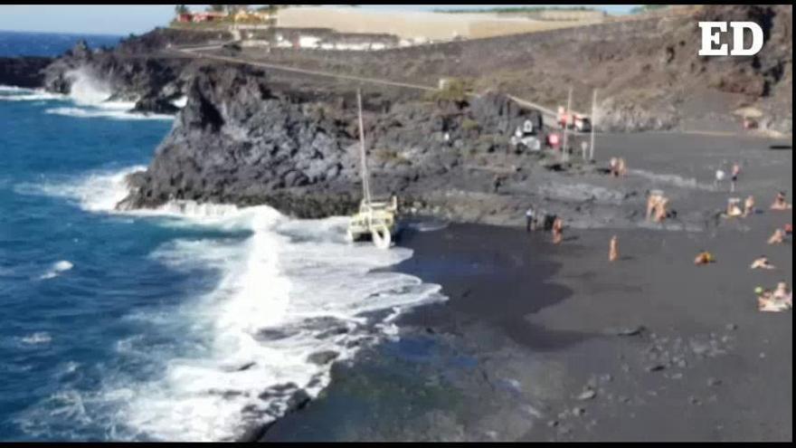 Encalla su barco en una playa de La Palma para "pedir cigarros"