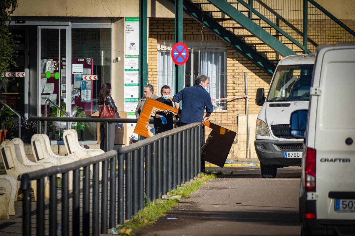 Trabajadores de la residencia de La Granadilla de Badajoz retiran puertas rotas tras el incendio el domingo.