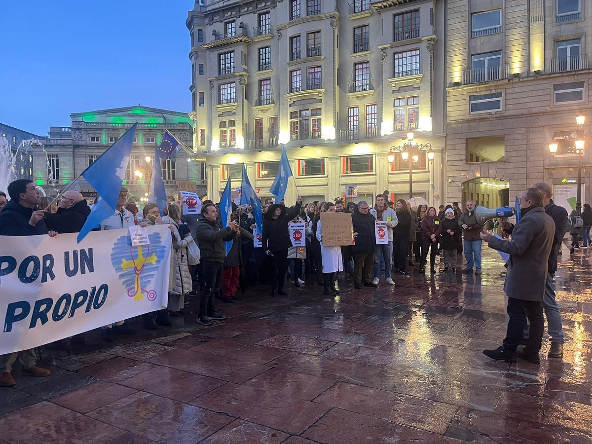 José Antonio Vidal, a la derecha, dirigiéndose a sus compañeros del Simpa, en Oviedo.