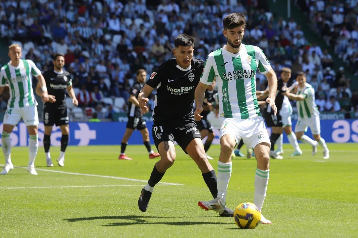 Théo Zidane protege el esférico en una acción de la pasada cita ante el Elche, en El Arcángel.