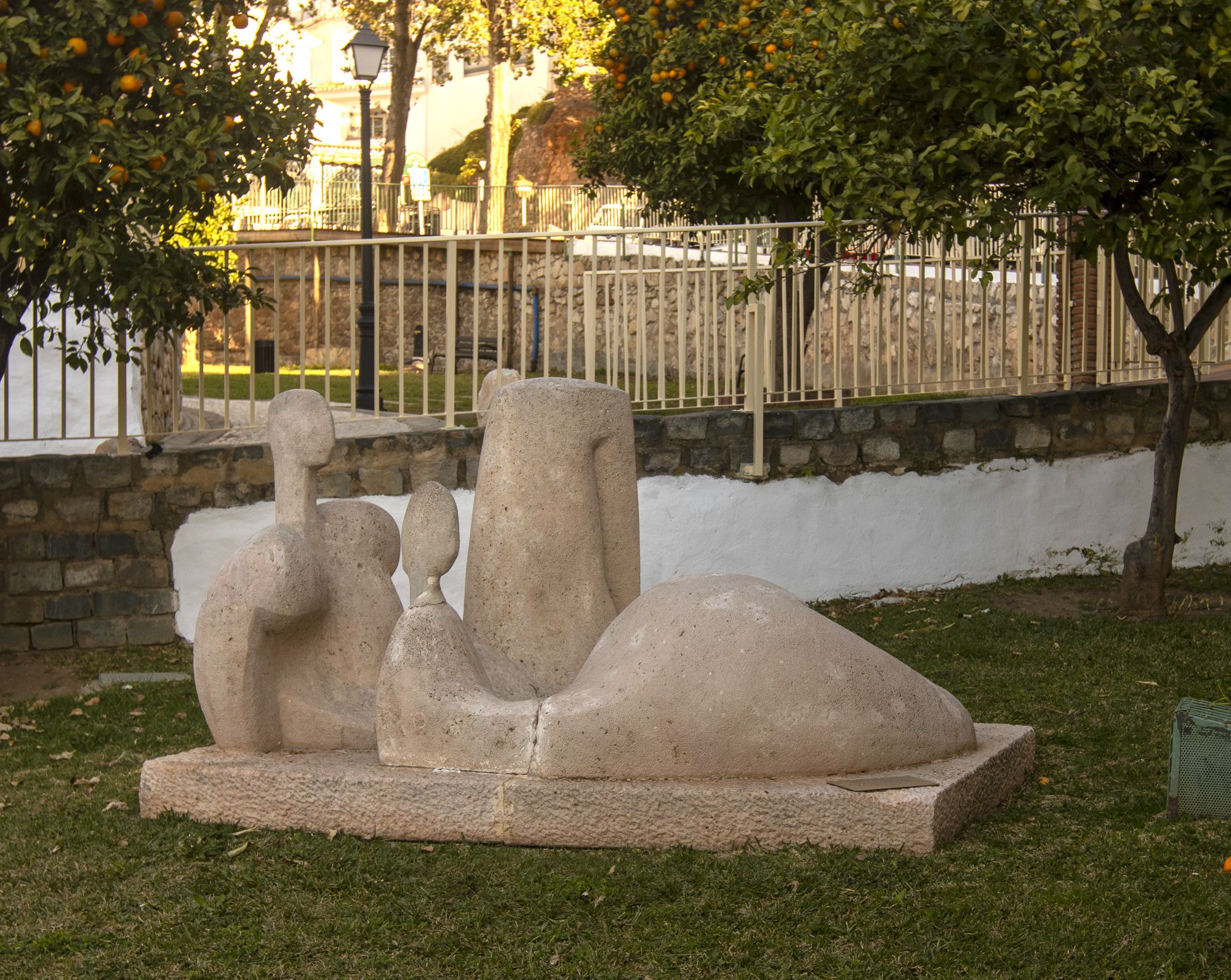 'Pareja tomando el sol', un homenaje al turista situada en el parque de Los Limones de Benalmádena Pueblo