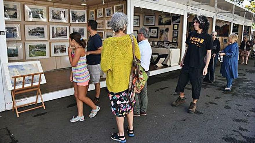 Casetas en la Feria de Artes Plásticas, en los jardines de Méndez Núñez.