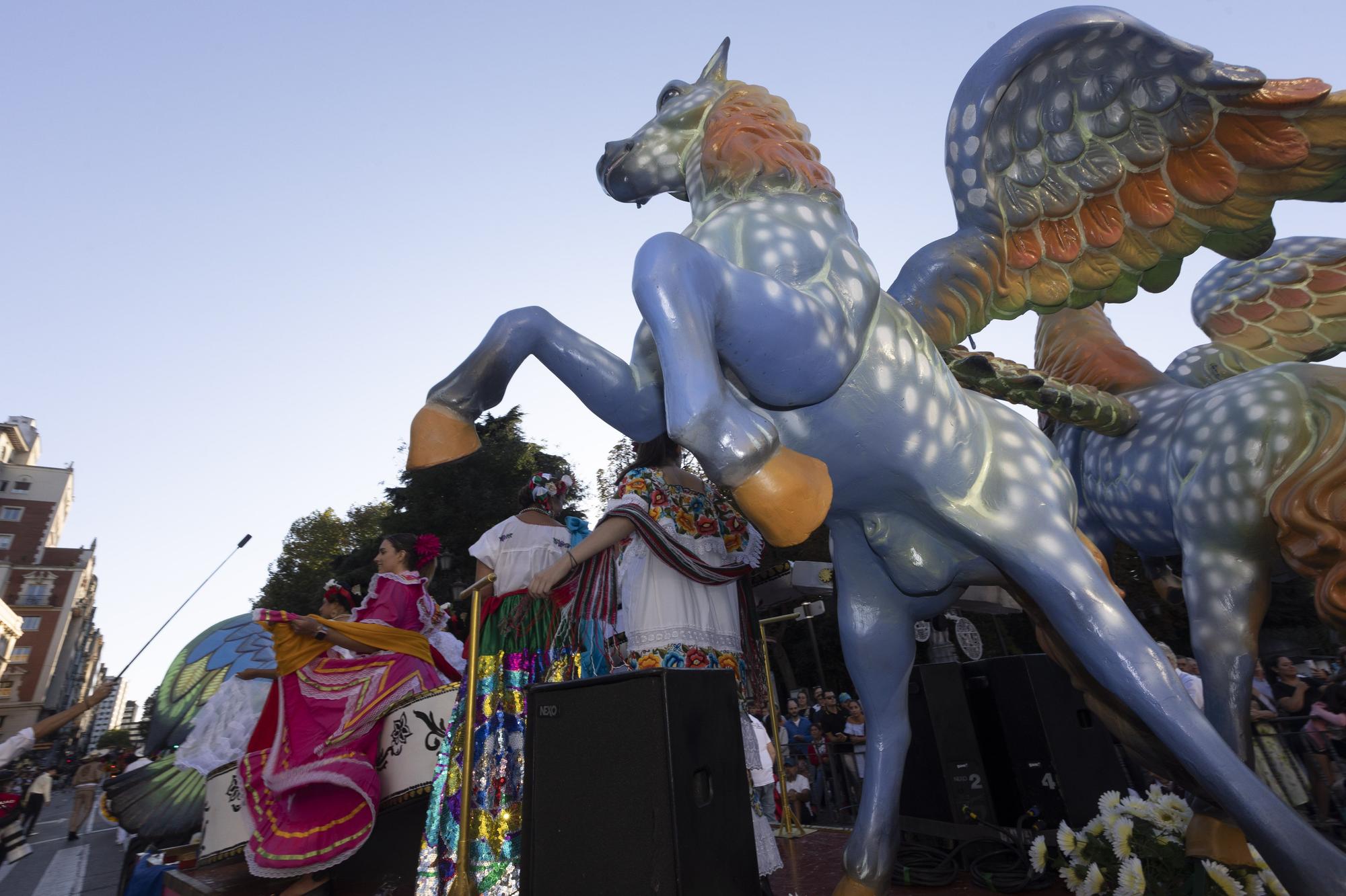 En Imágenes: El Desfile del Día de América llena las calles de Oviedo en una tarde veraniega