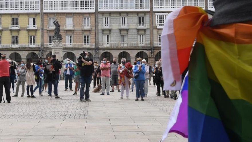 Minuto de silencio en la plaza de María Pita en la mañana del lunes.