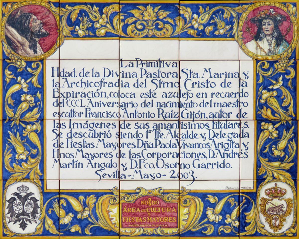 Azulejo dedicado al escultor. Fotografía Alfonso García García