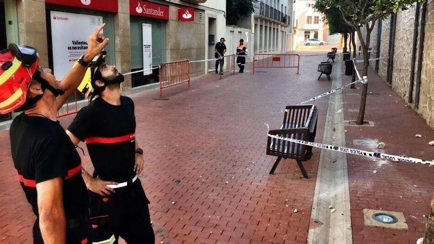 Los bomberos inspeccionan la iglesia de Benissa tras el terremoto