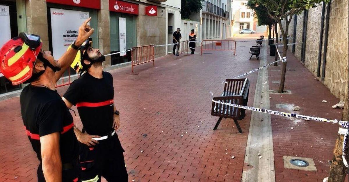 Los bomberos inspeccionan la iglesia de Benissa tras el terremoto