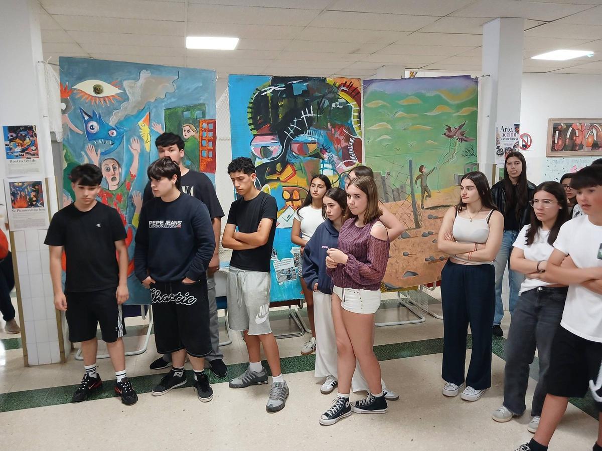 La tragedia de la guerra y la historia del río Pontillón, en la exposición de arte del instituto As Barxas de Moaña