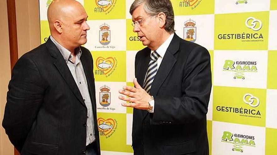 Manuel Povea, izquierda, junto al presidente del Gestibérica, Juan Vieites, ayer durante su presentación.