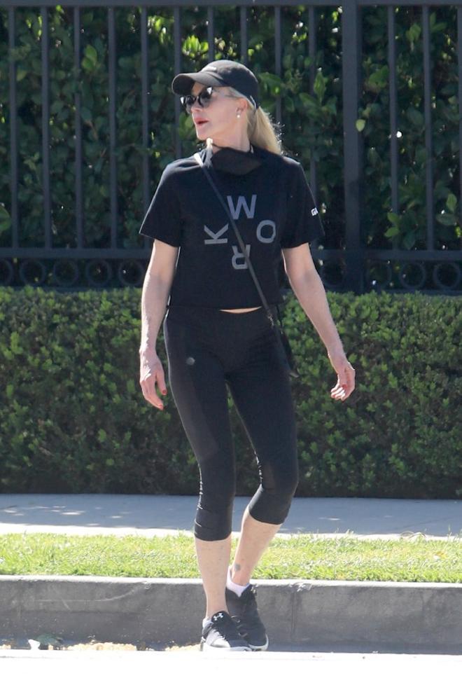 Melanie Griffith con leggings y camiseta negra