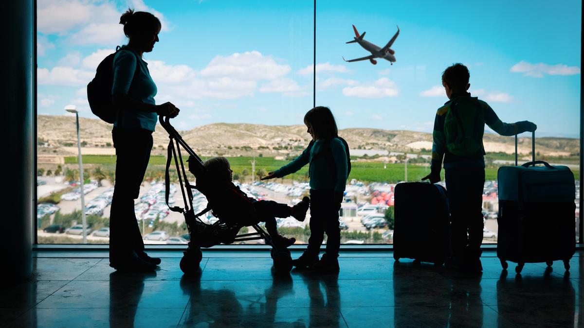 5 consejos si viajas con bebés en avión que te harán ahorrar mucho espacio