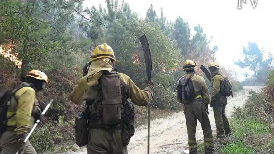 Así combaten las llamas en Pazo de Borbén