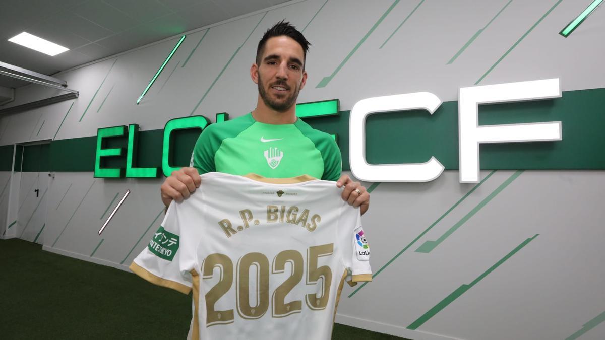 Pedro Bigas, con una camiseta con el 2025, que es el año hasta el que ha renovado