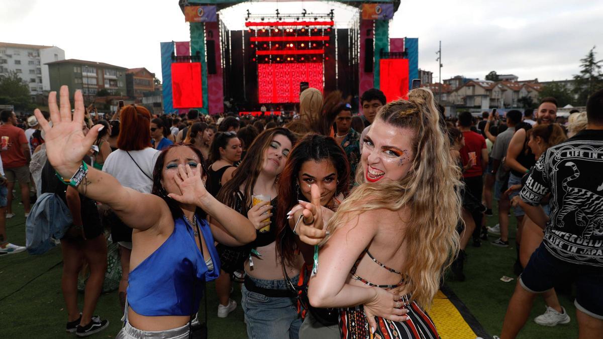 Un grupo de asistentes al Reggaeton Beach Festival del 2023.