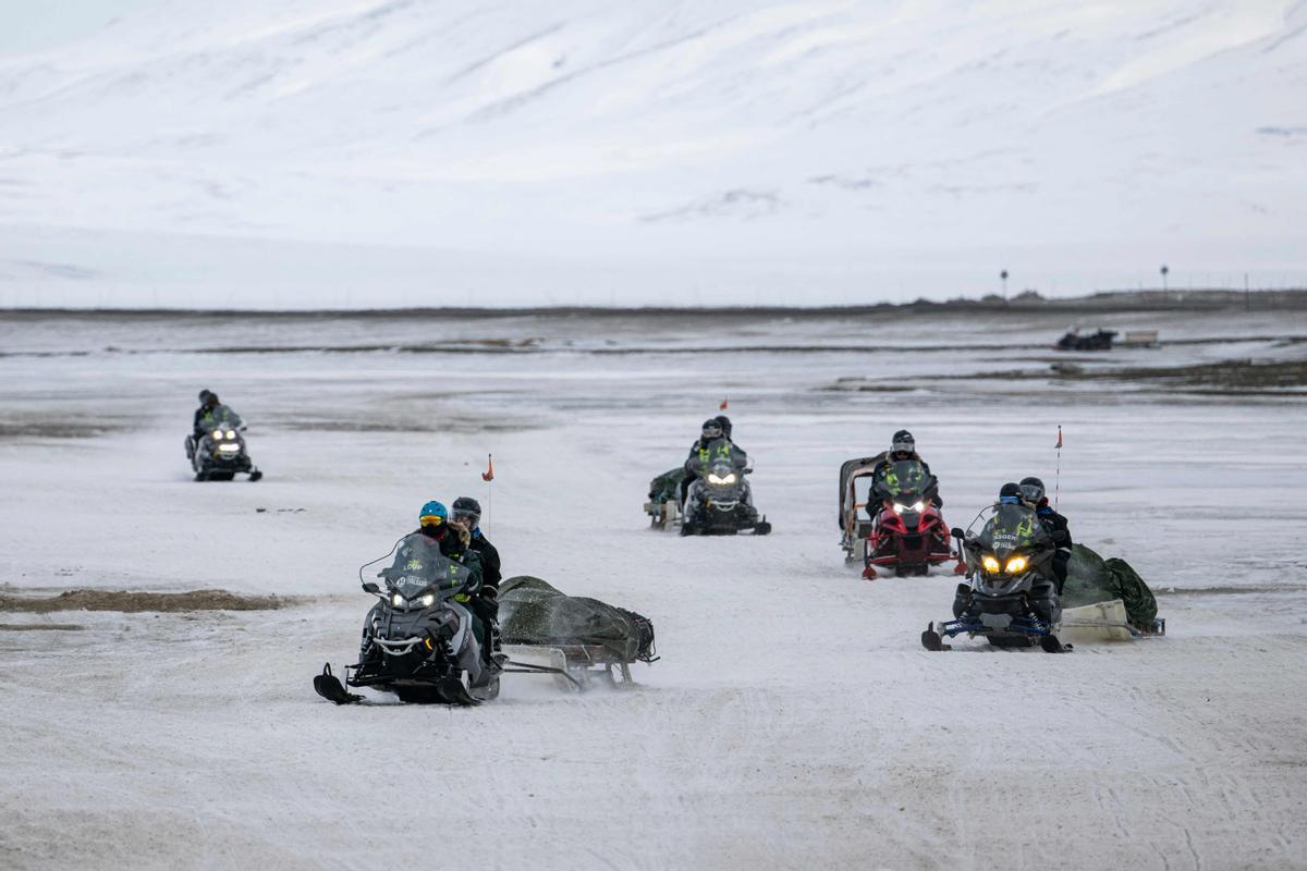 Turistas regresan a Longyearbyen tras un tour en moto de nieve por los paisajes blancos de la isla de Spitsbergen.