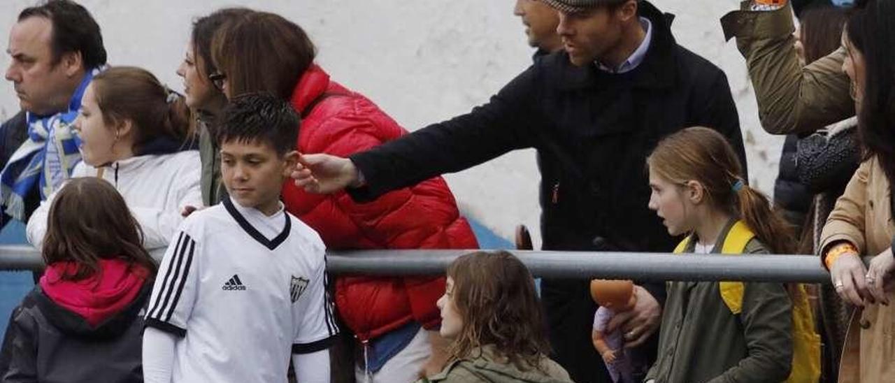 Jon recibe un gesto cariñoso de su padre, Xabi Alonso, después jugar con el Canillas frente al Centro Asturiano en Vallobín.