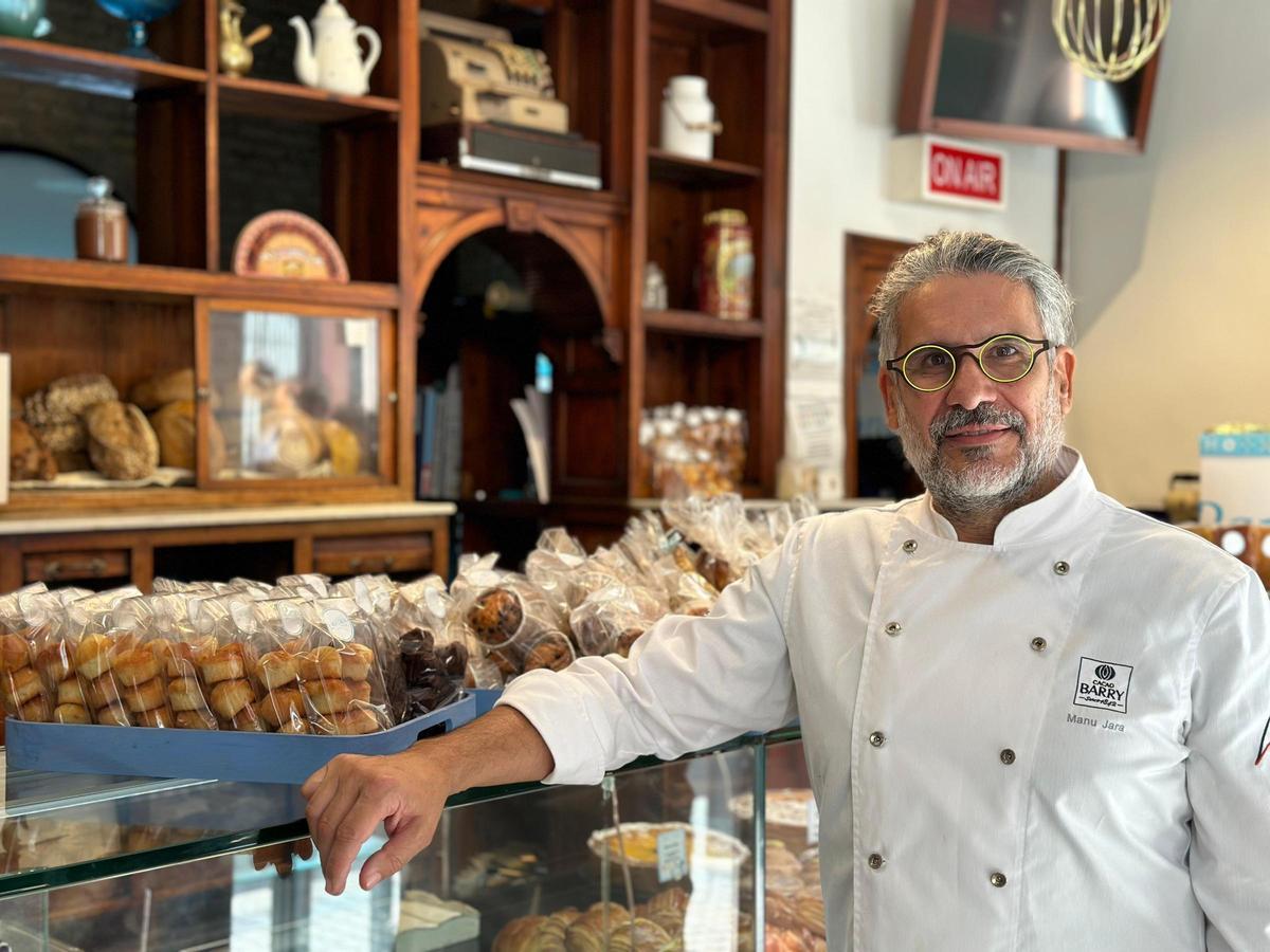 Manu Jara en su pastelería de la calle Pureza en Triana.