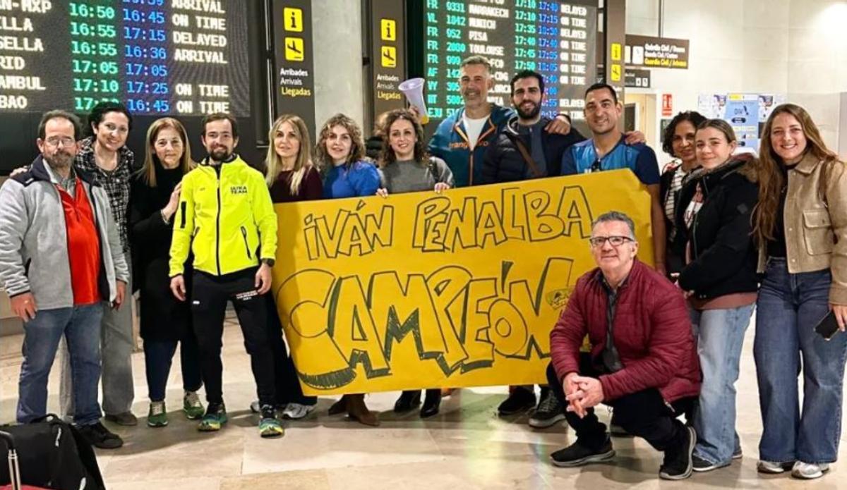Familiares y amigos recibieron a Iván Penalba a su llegada a Manises