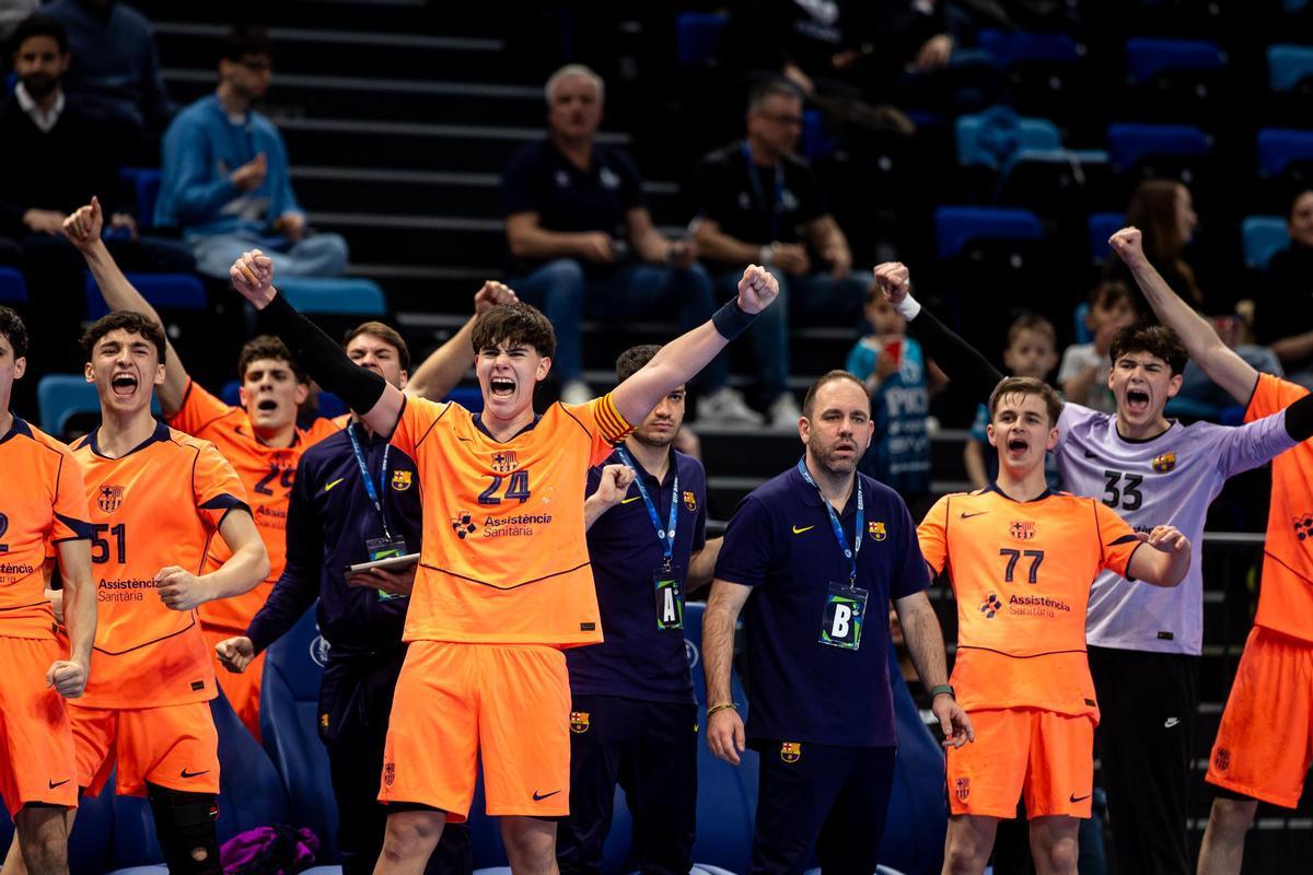 Los azulgranas celebran un gol en la EHF Youth Club Trophy