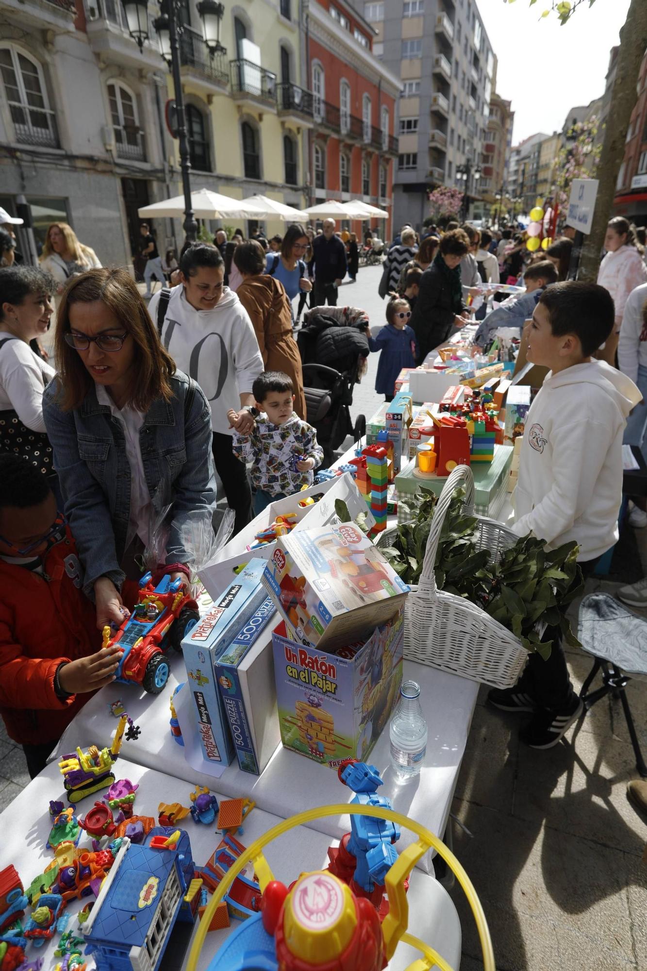 EN IMÁGENES: Así ha sido el mercadillo escolar de Avilés para recaudar dinero para su viaje de estudios