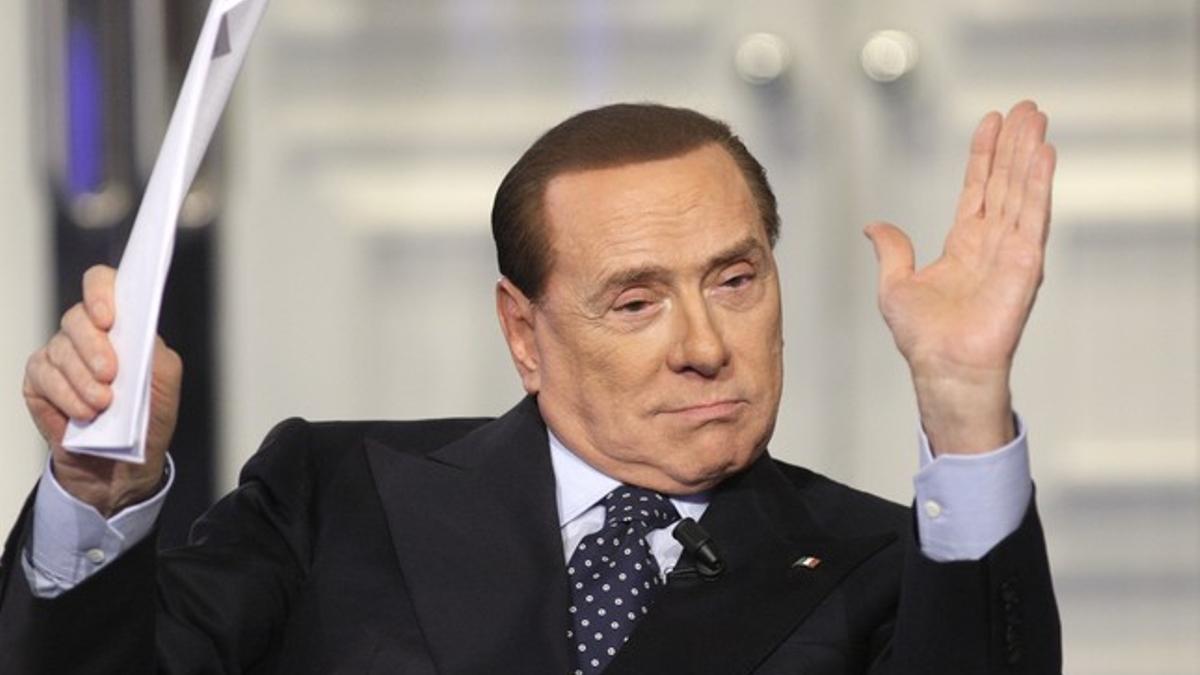 Berlusconi aparece como invitado en un programa de la RAI.