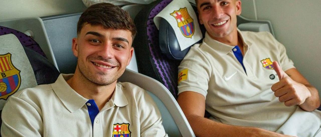 Pedri y Ferran Torres, en el avión del Barça camino de la gira por Estados Unidos.