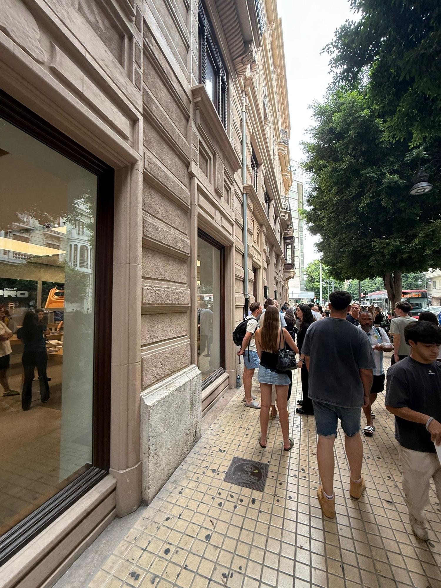 Colas en la tienda Apple de València para comprar el nuevo iphone