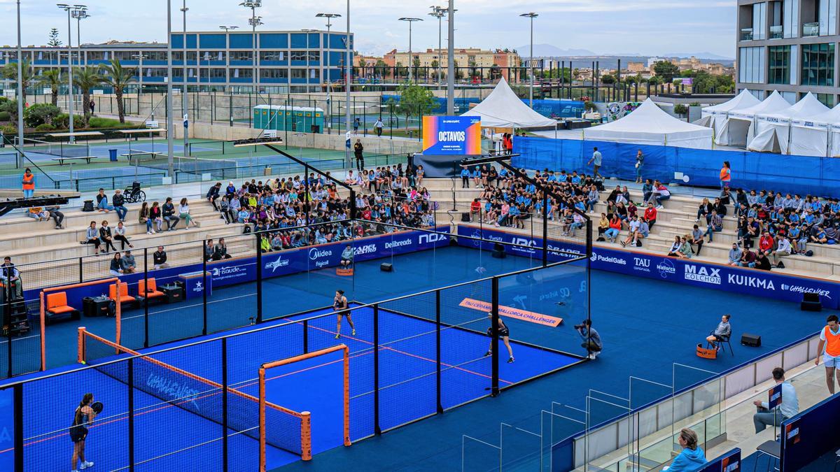 Imagen de las pistas de la Rafa Nadal Academy by Movistar transformadas para la disputa del TAU Mallorca Challenger del WPT