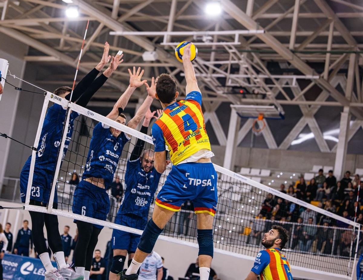 Remate de Javi Monfort ante el triple bloqueo del Norwid.