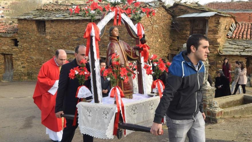 Vecinos de San Vicente procesionan la imagen del patrón