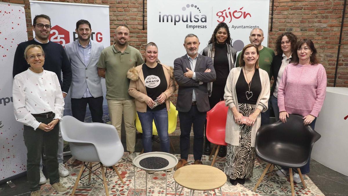Por la izquierda, Ana Cadavieco, responsable de asesoramiento a emprendedores, en el centro de la imagen, Luis Díaz, director de Gijón Impulsa, Montse Fernández, jefa de la División Empresarial de Gijón Impulsa, Mónica Martínez Varela, técnico asesor de Impulsa; detrás por la derecha, Paula Prado y Goyo Salvador, técnicos asesores de Impulsa, junto a los nuevos emprendedores.
