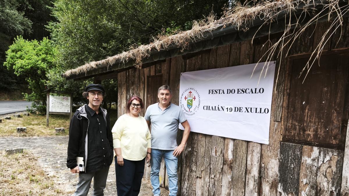 Xesús Domínguez, Pilar Lueiro e Carlos Rodríguez na carballeira de Chaián.