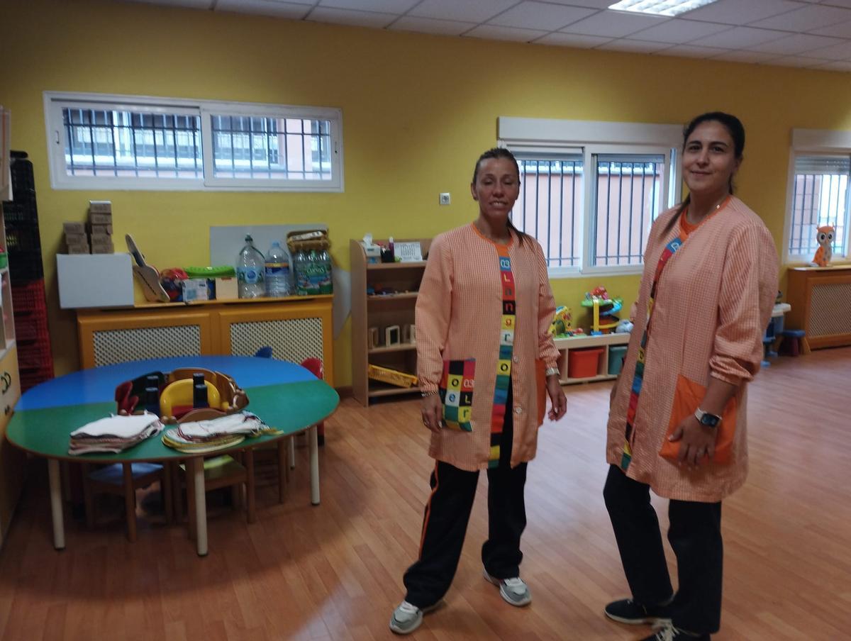 Natalia Fernández y sara Parrondo, en la escuelina Rapacinos trabajando en los servicios mínimos.