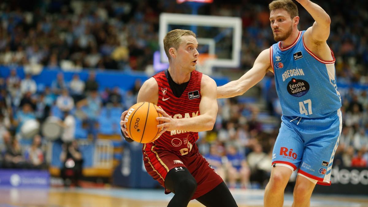 Ludde Hakanson, del UCAM Murcia, ante Arturs Kurucs.