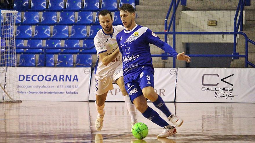 Molo intenta recuperar el balón, en posesión de un jugador del Manzanares. | RAÜL AMAT