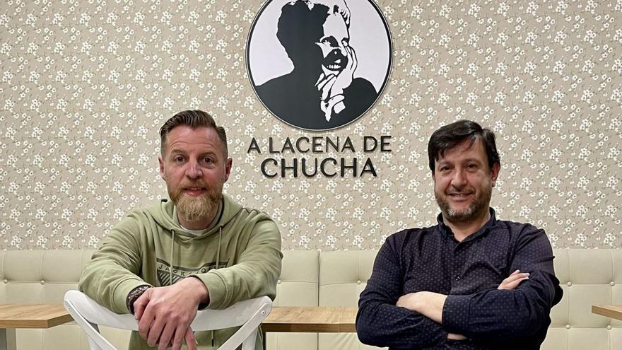 Miguel Areán y Ramiro Cillero, en el local de A lacena de Chucha.  | // BERNABÉ/DARIAN