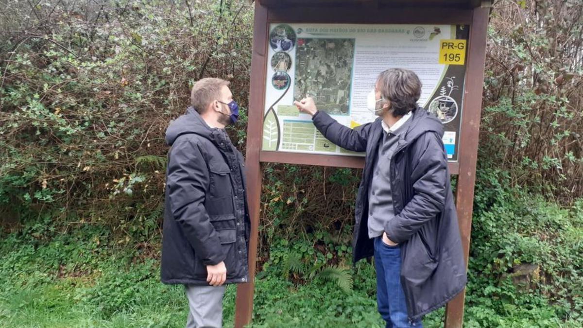 Gonzalo Trenor (izq.) y Fernando Pérez, ayer, en la ruta de los molinos.